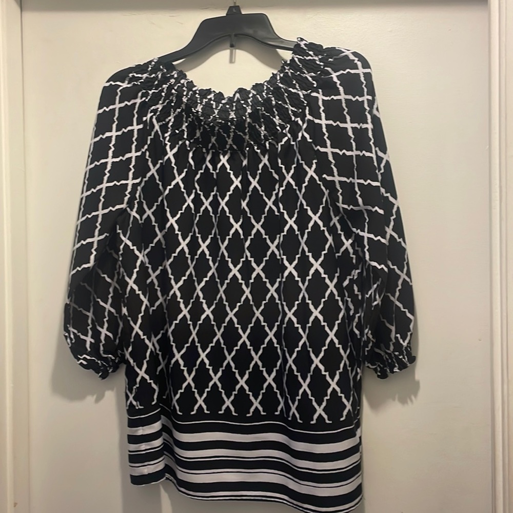 Black and white 3/4 sleeves shirt